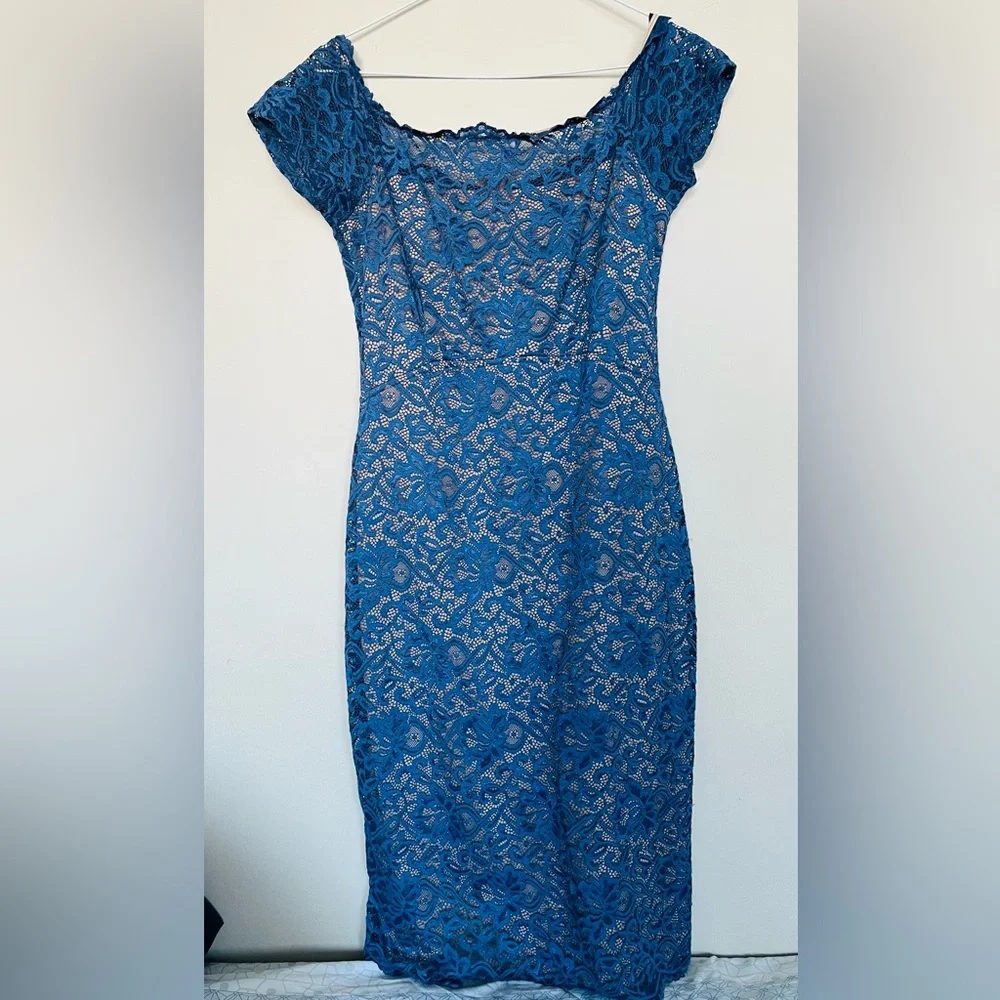 Lace dress - Picture 1 of 7